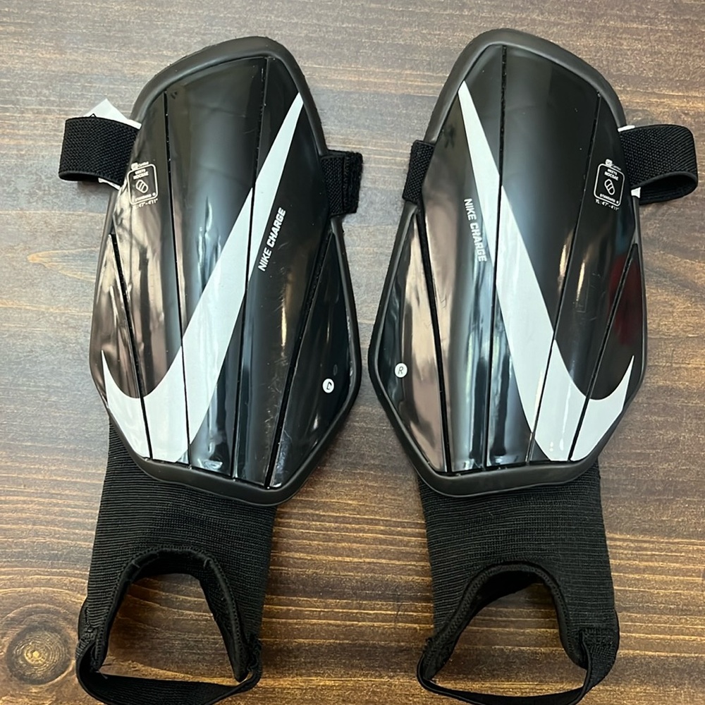 Nike Charge Soccer Shin Guards
Youth Large
YL: 4’7”-4’11”
New without tags